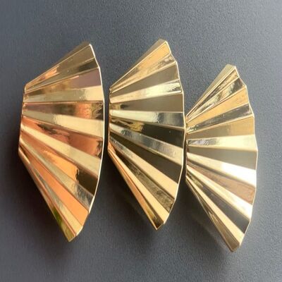 Garment Buttons Designed to Meet Shirt Package Requirements Featuring Durable Construction and Elegant Design